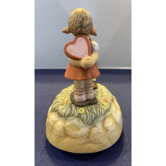 Hummel, "Two Hearts" Musical Figurine, plays "What the World Needs Now is Love". - Picture 5 of 12